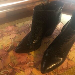 Sexy booties with a look of alligator